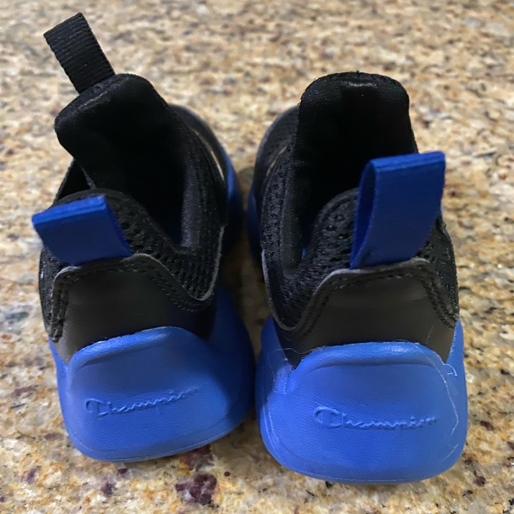 CHAMPION LITTLE KIDS BLACK AND BLUE SIZE 4T